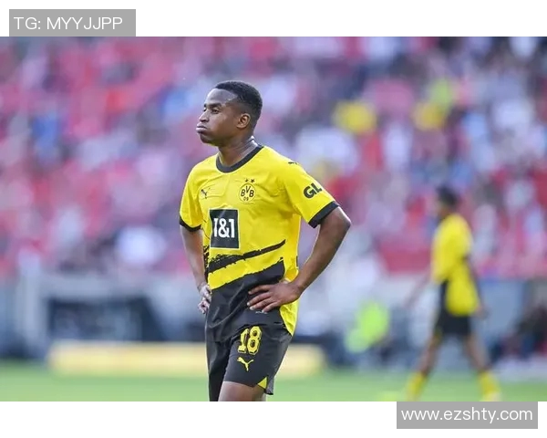 足球明星素颜照大揭秘真实面貌与赛场形象的鲜明对比