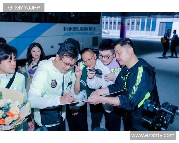 足球明星球队抵达目的地下飞机瞬间引发球迷热烈欢迎与期待