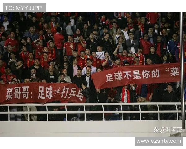 中国国足在武汉迎战强敌全力争胜展现拼搏精神与团队合作